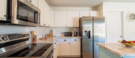 Luxury House, 4 Bedrooms, Private Pool, Pool View | Private kitchen