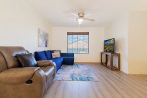 ラグジュアリー ハウス 4 ベッドルーム プライベートプール プールビュー | リビング エリア | スマートテレビ、暖炉、ストリーミングサービス