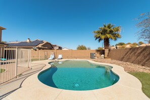 室外游泳池，日光浴躺椅