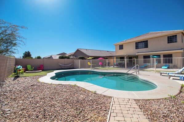 室外游泳池,日光浴躺椅