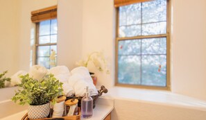 奢华独立别墅, 4 间卧室, 私人游泳池, 泳池景观 | 浴室 | 深泡浴缸