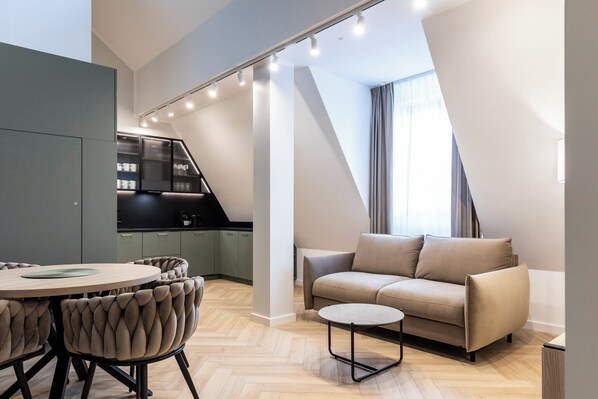 Superior Apartment, 2 Bedrooms, City View | Private kitchenette | Stovetop, cookware/dishes/utensils - Dom Pod Kotwicą (Kraków)