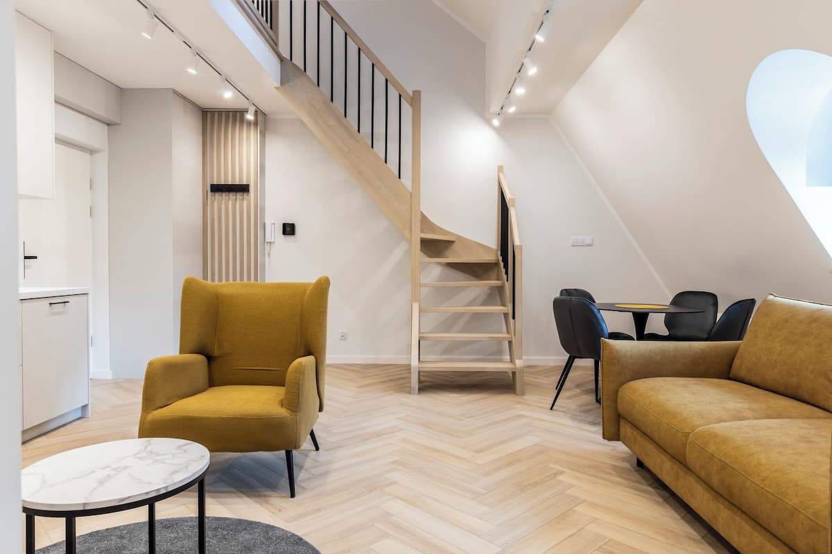 Deluxe Apartment, City View | Living area