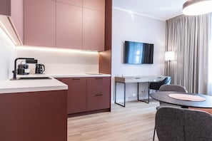 Superior Apartment, 1 Bedroom, City View | Private kitchenette | Stovetop, cookware/dishes/utensils - Dom Pod Kotwicą (Kraków)