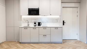 Lägenhet Deluxe - utsikt mot staden | Eget pentry | Spishäll och grytor/köksredskap