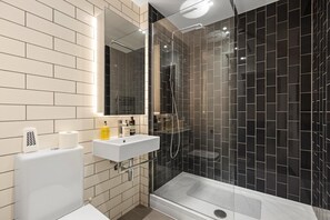 Shower, hair dryer, towels, soap - MB Executive Homes (London)