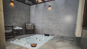Bañera de hidromasaje privada