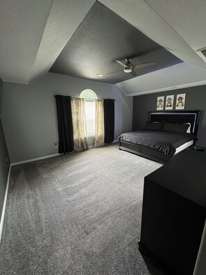 4 عدّة غرف نوم ومكواة/لوح كي وواي فاي وملاءات أسرّة