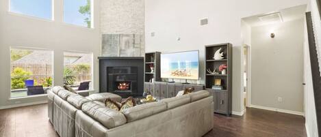 Televisión y chimenea