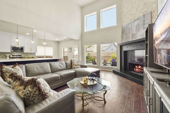 TV, fireplace - Luxury 5BR Getaway – 15 Mins to IAH Airport (Humble)