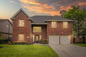 Exterior - Luxury 5BR Getaway – 15 Mins to IAH Airport (Humble)