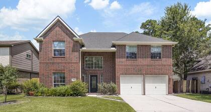 Luxury 5BR Getaway – 15 Mins to IAH Airport