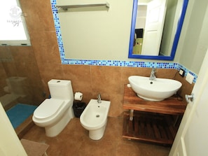 Douche, sèche-cheveux, bidet, serviettes fournies