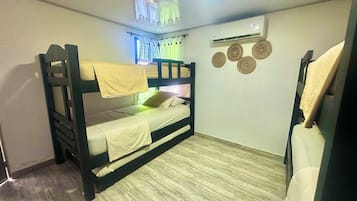 Mökki, patio | Tallelokero huoneessa