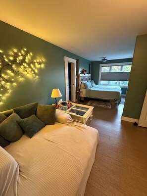 4 bedrooms, iron/ironing board, Internet, bed sheets