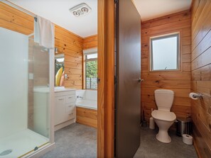 Shower, hair dryer - Family Tides Retreat - Whangapoua Holiday Home (Coromandel)