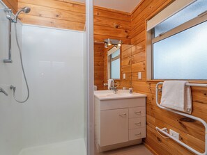Shower, hair dryer - Family Tides Retreat - Whangapoua Holiday Home (Coromandel)