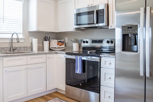 Coral Breeze - steps from the Beach in the heart of Biloxi w/pickleball court!