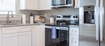 Coral Breeze - steps from the Beach in the heart of Biloxi w/pickleball court!