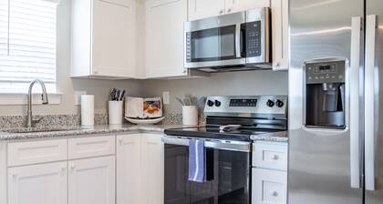 Coral Breeze - steps from the Beach in the heart of Biloxi w/pickleball court!