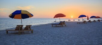 Steps from the Beach w/pickleball court in the heart of Biloxi - Coral Breeze