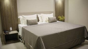 Suíte superluxo, varanda coberta, vista para a piscina | Escrivaninha, espaço de trabalho para notebook, Wi-Fi de cortesia