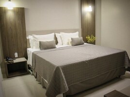 Suite de lujo, lanai, vistas a la piscina | Escritorio, espacio para trabajar con un portátil, wifi gratis