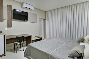 Deluxe Quadruple Room | Desk, laptop workspace, free WiFi - Green Palace Hotel (Matupá)