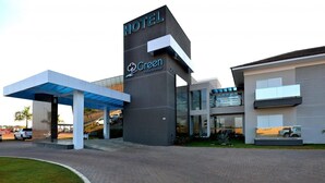 Un hôtel moderne avec une enseigne bien visible indiquant « HÔTEL Green Palace ».