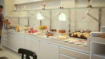 Café da manhã completo grátis todos os dias