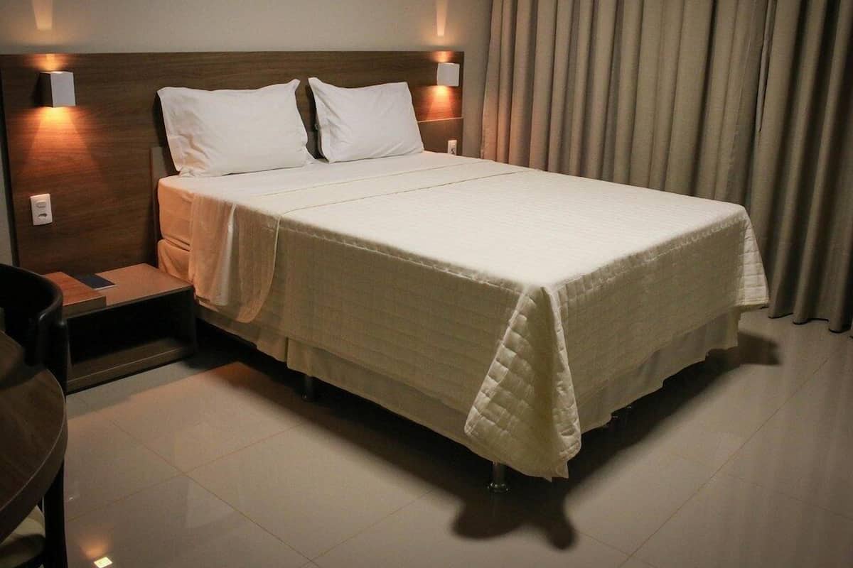 Quarto casal luxo, varanda coberta, vista para a piscina | Escrivaninha, espaço de trabalho para notebook, Wi-Fi de cortesia