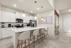 Fridge, microwave, oven, stovetop - 7 Bedrooms / 5 Bathrooms / Windsor Cay (15879CC) (Clermont)