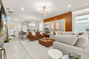 Living area - 7 Bedrooms / 5 Bathrooms / Windsor Cay (15879CC) (Clermont)