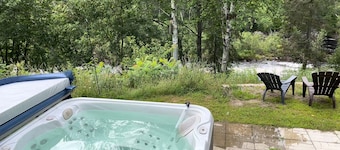 Le Refuge des Eaux Vives — jacuzzi, rivière et rapides