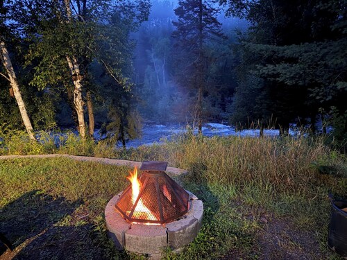 Le Refuge des Eaux Vives — jacuzzi, rivière et rapides