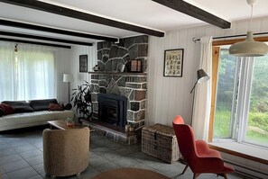 TV, fireplace - Le Refuge des Eaux Vives — jacuzzi, rivière et rapides (La Macaza)