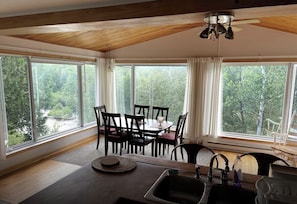 Dining - Le Refuge des Eaux Vives — jacuzzi, rivière et rapides (La Macaza)