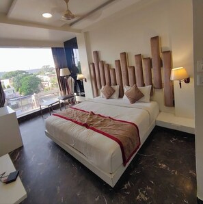 Executive Double Room | Desk, laptop workspace, free WiFi