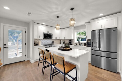 Moxie Nixon Campus House - Walk to UO Campus + Downtown & Parks + 3BR w/ BBQ