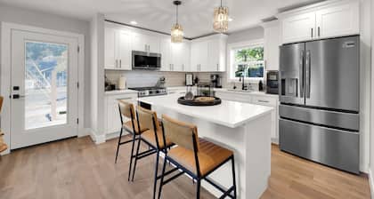 Moxie Nixon Campus House - Walk to UO Campus + Downtown & Parks + 3BR w/ BBQ