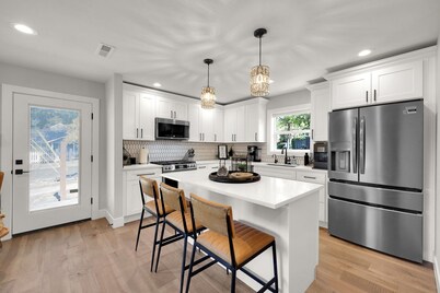 Moxie Nixon Campus House - Walk to UO Campus + Downtown & Parks + 3BR w/ BBQ