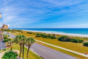 On the beach - Ocean Forest Updated 2 BR Modern Updates (Myrtle Beach)