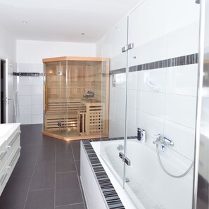 Superior-Apartment, Blick auf den Innenhof | Badezimmer