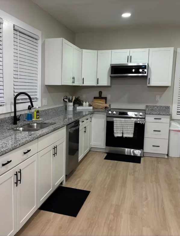 Microondas, horno, placa de cocina y lavavajillas