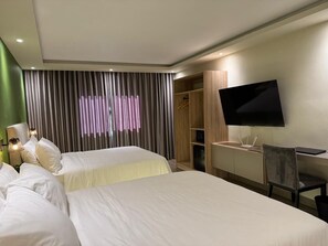 Chambre Familiale, non-fumeurs | Minibar, coffres-forts dans les chambres, bureau