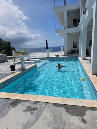 Pool. Royal 2 - Chez Mango Villa