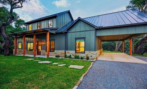 Spacious 5-bedroom house in Kingsland Texas surrounded by Century Oaks!!