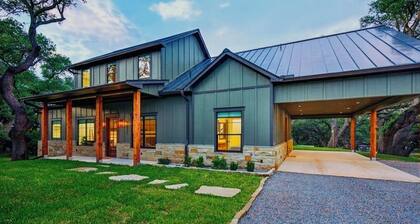 Spacious 5-bedroom house in Kingsland Texas surrounded by Century Oaks!!