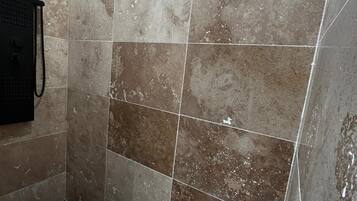 Douche, sèche-cheveux, serviettes fournies, savon