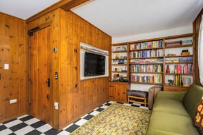 تلفزيون ذكي، مدفأة، كُتُب